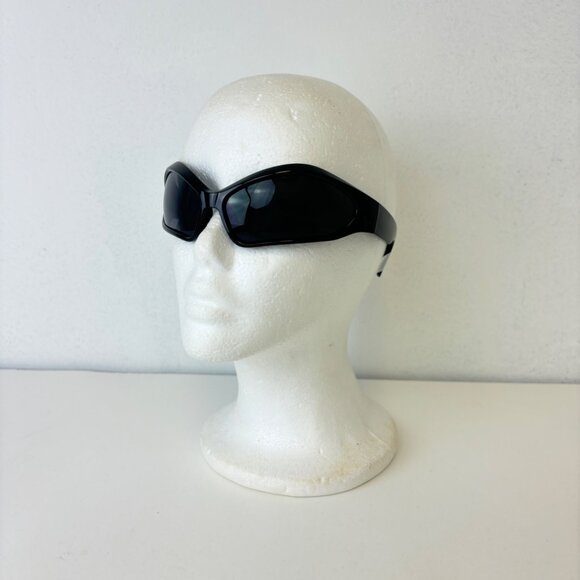 Y2K Black Wavy Sunglasses - Picture 1 of 3